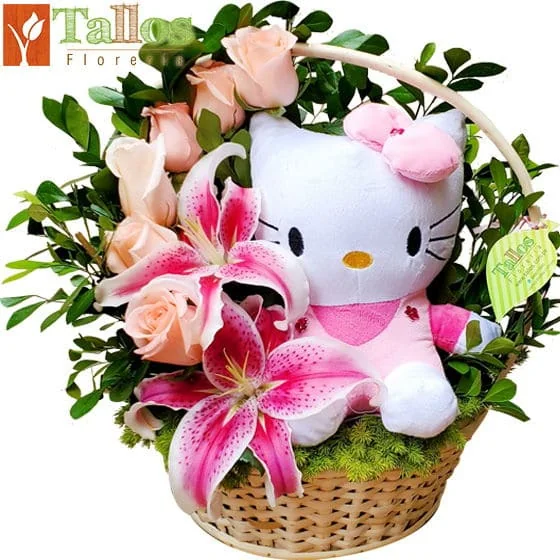 Arreglo floral para baby shower en Lima con rosas y lirios acompañado de peluche en canasta decorativa ideal para nacimiento de bebé en Lima